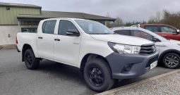 2017  TOYOTA HILUX ACTIVE D-4D 4WD DCB  IN WHITE.  2393c.c. MANUAL DIESEL WITH 51840 MILEAGE